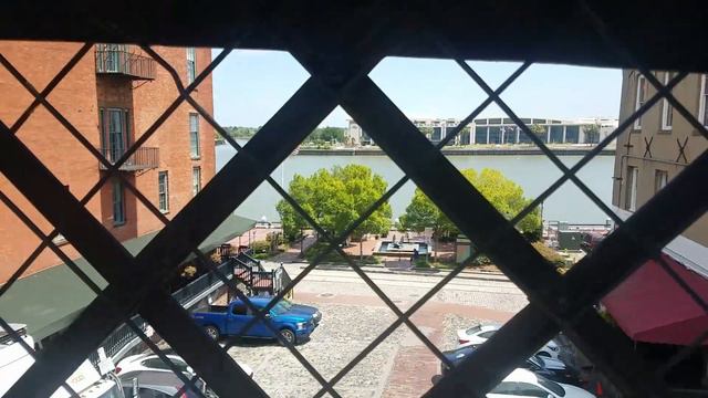 Urban Sketching in Savannah смотреть онлайн