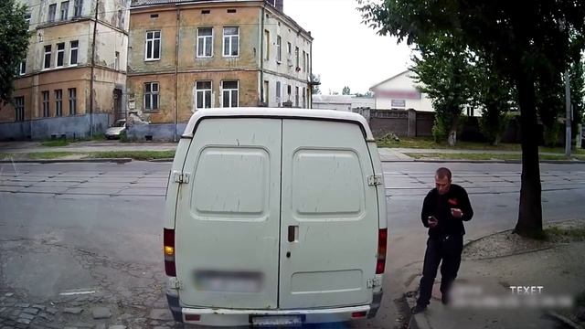 Мужик влетел в машину смотреть онлайн