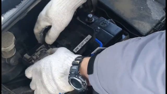 Замена аккумулятора на KIA CEED 2013 года. смотреть онлайн