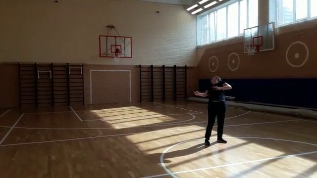 Бросок в баскетбольное кольцо спиной смотреть онлайн