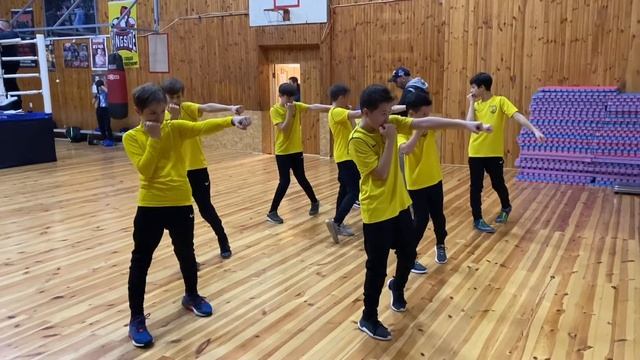 Первая тренировка для новичков / школа бокса / учебная стойка смотреть онлайн