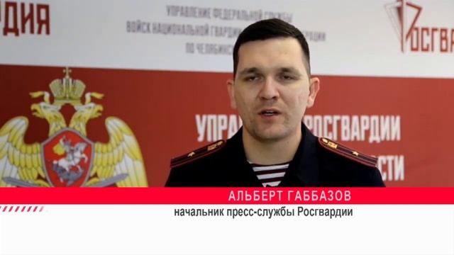 Компания мужчин с пистолетом перепугала жителей смотреть онлайн