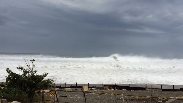 Тайвань 16:32. Ориентировочно 6 часов до прихода "СуперТайфуна" cо скоростью ветра 280-350 км/час смотреть онлайн