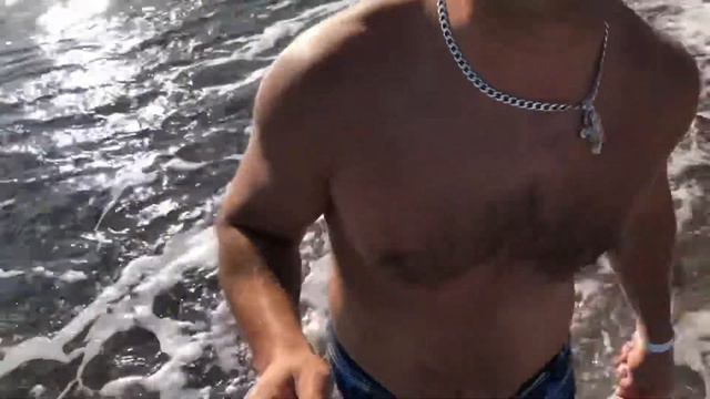 Босиком по камешкам моря смотреть онлайн