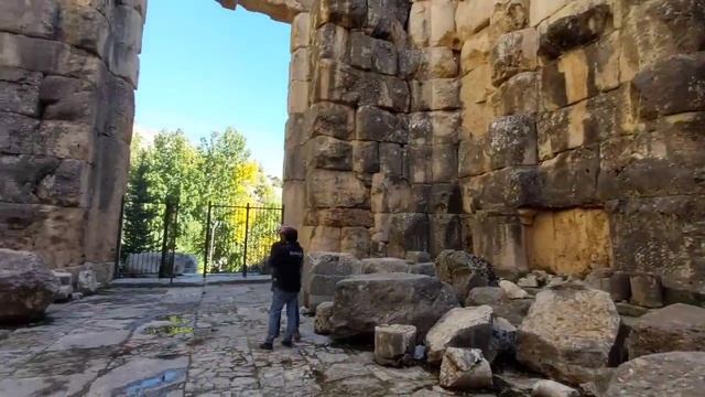 По подземельям и лестницам античного храма в 26 км от БААЛЬБЕКА смотреть онлайн
