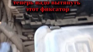 Как снять аккумулятор Peugeot 301.