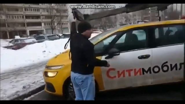 Нетерпеливый водитель решил самостоятельно "снять" свой автомобиль с эвакуатора смотреть онлайн