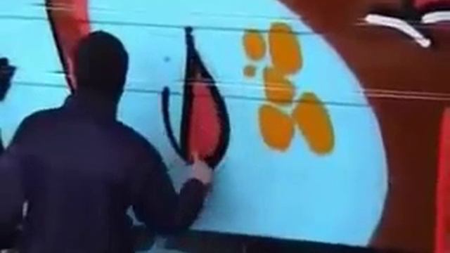 Awesome graffiti throw-up on train смотреть онлайн