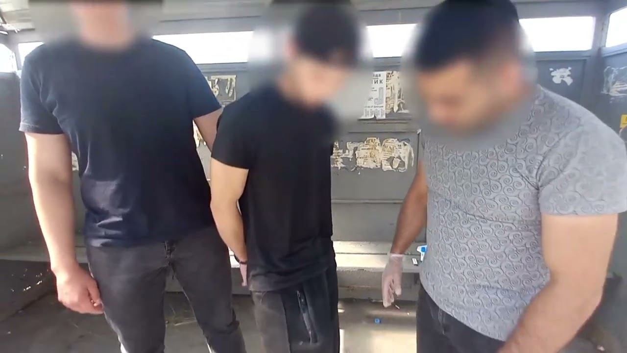 В Тюмени участковый уполномоченный полиции задержал подозреваемого в покушении на сбыт героина смотреть онлайн