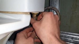 замена прокладки на гибкой подводке. устранение запаха канализации в ванной.