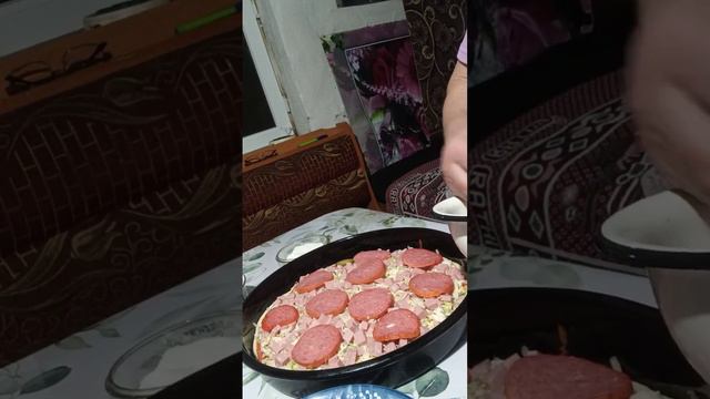 Пицца бывает разная. Бывает белая, бывает красная. смотреть онлайн