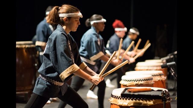 Звук боевого барабана, мелодия перед атакой.The sound of the war drum, the melody before the attack смотреть онлайн