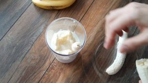 Молочный коктейль с бананом и мороженым