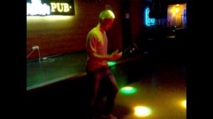 Парень классно танцует в клубе, вот как круто надо танцевать )