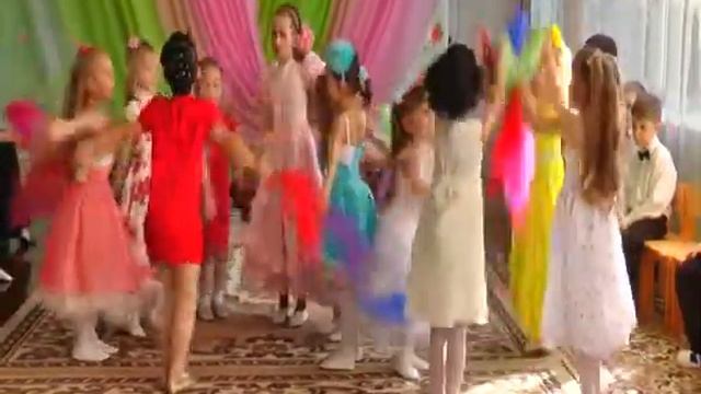 ПЕСНЯ ПОСВЯЩАЕТСЯ МАМАМ!!!Дети поют песню для мамочек!!!Смотреть всем как танцуют дети!!! смотреть онлайн