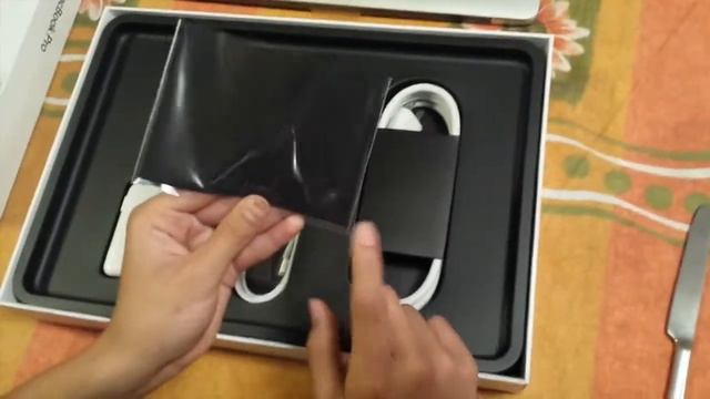 Unboxing de la MacBook pro 15" retina display смотреть онлайн