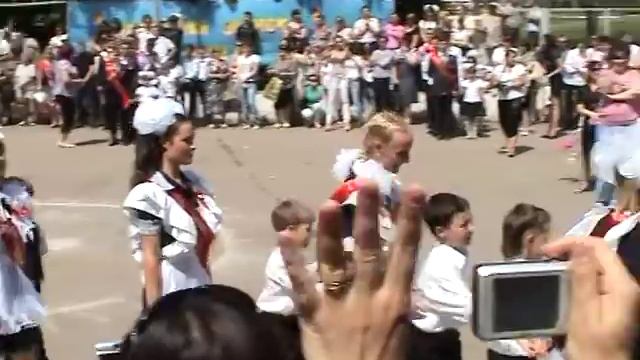 Самый массовый прощальный вальс УВК №3 г.Енакиево.mpg смотреть онлайн