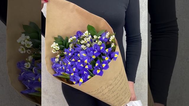 Букет из 25 синих ирисов с хамелациумом в упаковке "Звездная ночь" смотреть онлайн