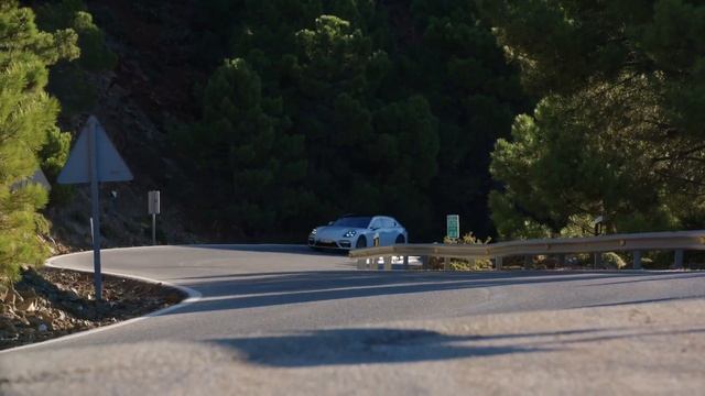 Porsche Panamera Turbo S E-Hybrid Sport Turismo Driving Video in Carrara White Metallic смотреть онлайн