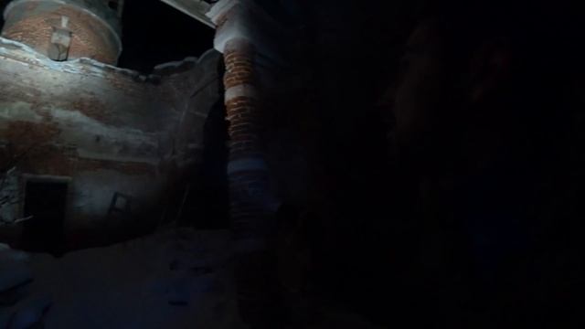 НОЧЬЮ В ЗАБРОШЕННОЙ ЦЕРКВИ С КЛАДБИЩЕМ / МАШИНА ПРОВАЛИЛАСЬ В СНЕЖНУЮ ЯМУ смотреть онлайн