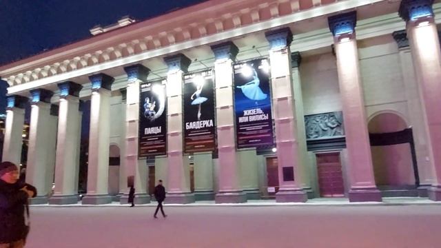 НОВОСИБИРСК 4К/ПОДСВЕТКА ЗДАНИЯ ОПЕРНОГО ТЕАТРА В ВЕЧЕРНЕЕ ВРЕМЯ МЕРЦАЕТ ЗЕЛЕНЫМ СВЕТОМ/ЯНВАРЬ 2022 смотреть онлайн