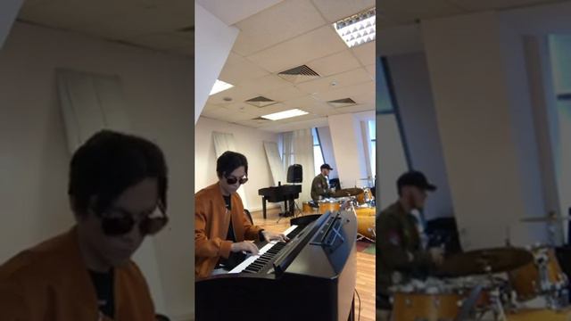 Dimash play instrument with his friend смотреть онлайн