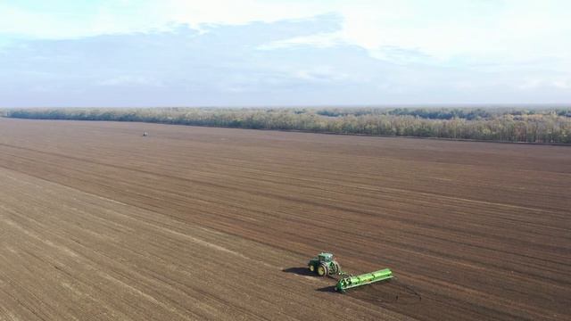 Трактор John Deere 8310 R c сеялкой John Deere 455 , красивые кадры с дрона! смотреть онлайн