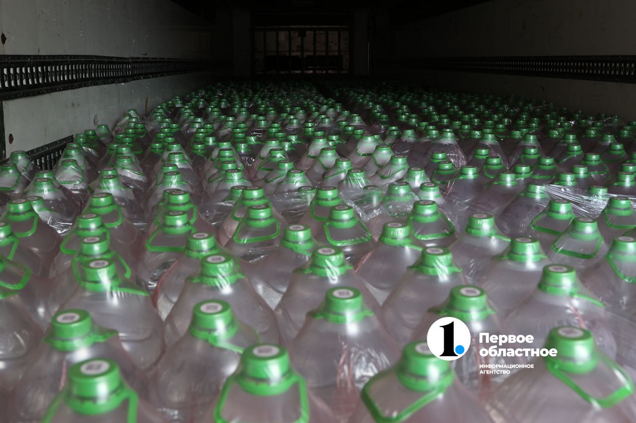 В Оренбургскую область из Челябинска отправили фуру с питьевой водой смотреть онлайн