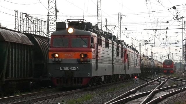 ВЛ80С-1054 с перегоняемым 2ЭС5К-258 "Ермак" и грузовым поездом следует по станции Балезино смотреть онлайн