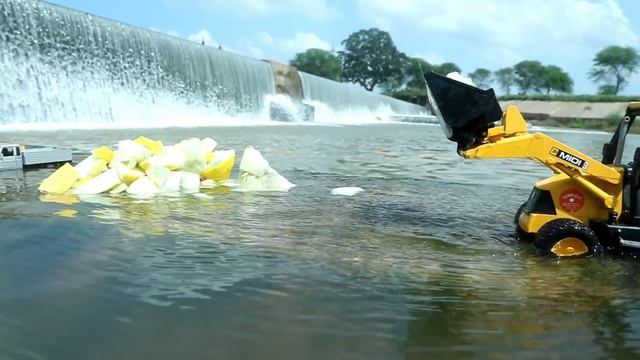 Взрываем тыквы у водопада смотреть онлайн