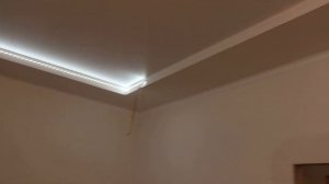 крепить (клеить) светодиодную ленту к потолку по периметру ...