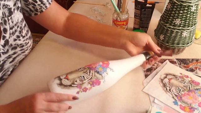 НОВОГОДНИЙ ДЕКУПАЖ | Декор новогодней бутылки | Секреты красивого декупажа смотреть онлайн