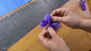 КРАСИВЫЕ ЦВЕТЫ из пакетов для мусора это так Просто. Делаем поделки своими руками из вторсырья