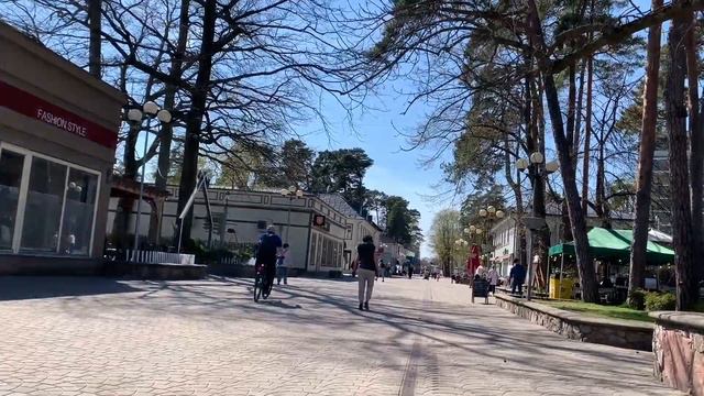 RIGA WALKING._Jurmala_central Street Jomas_mai_wonderful Weather Streetstyle