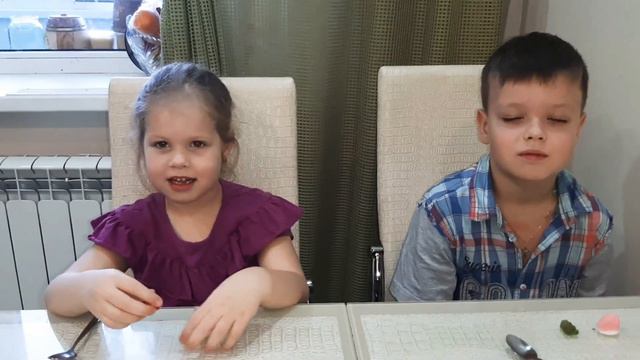 Челендж Большой мармеладный Мишка против маленького для детей смотреть онлайн