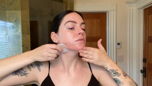 Sculpting & Detoxing Gua Sha Tutorial | Luzern Labs смотреть онлайн