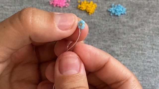 DIY Браслет фенечка цветочки Как сплести из бисера мастер-класс Beaded bracelet flowers tutorial смотреть онлайн