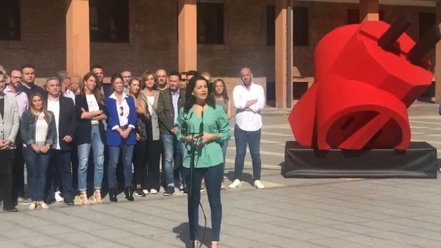 Ines Arrimadas acude a Móstoles para criticar la situación de Noelia Posse смотреть онлайн