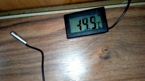 Дешёвый цифровой термометр (200 ру). Замер температуры в морозильной камере = -21°C