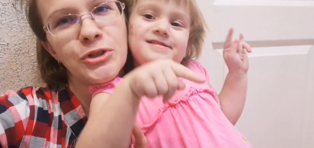 Мира не пошла в сад У Даши на лице ёлочная игрушка #мояжизнь #мама #дети #новыйгод #праздник