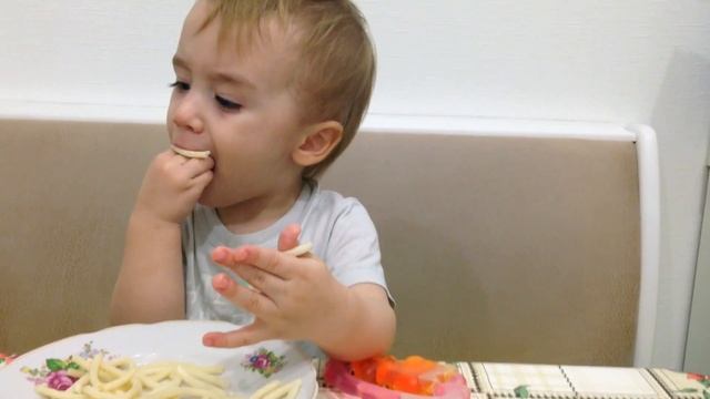 Как правильно есть макароны Ребёнок ест макароны Весёлое видео Child eating pasta смотреть онлайн