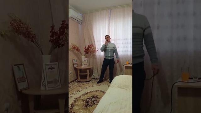 Дарите женщинам цветы.поёт Уваров Григорий. смотреть онлайн