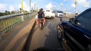 Ребенку Стало Плохо в Пробке. Реакция Байкера Поразила Всех