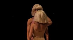 Sia - Chandelier (Performance With Kristen Wiig And Maddie Ziegler)