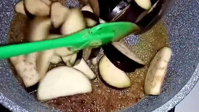 Мясо с баклажанами и болгарским перцем. Тушёное мясо с овощами, его всегда мало! Очень вкусно! смотреть онлайн