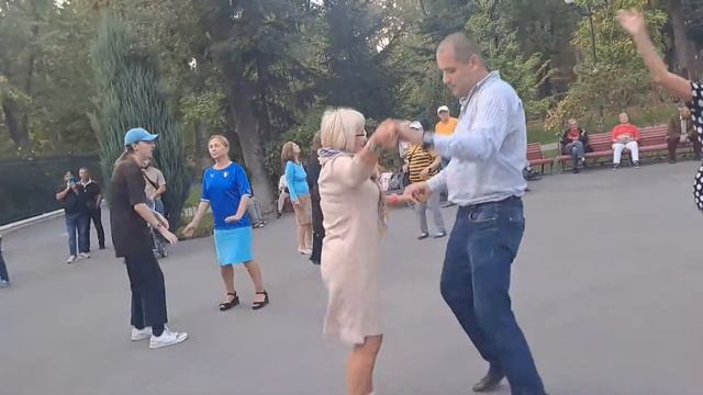 Я ТЕБЕ НАМАЛЮВАВ❤️ ТАНЦЬІ В ПАРКЕ ГОРЬКОГО ❤️ХАРЬКОВ 20231 смотреть онлайн