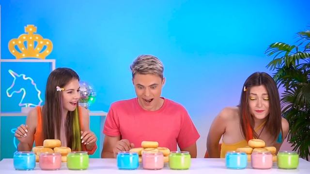 ЕДИМ БЕЗ РУК VS ОДНОЙ РУКОЙ VS ДВУМЯ РУКАМИ ЧЕЛЛЕНДЖ! Забавные ситуации с желе от RATATA COOL смотреть онлайн