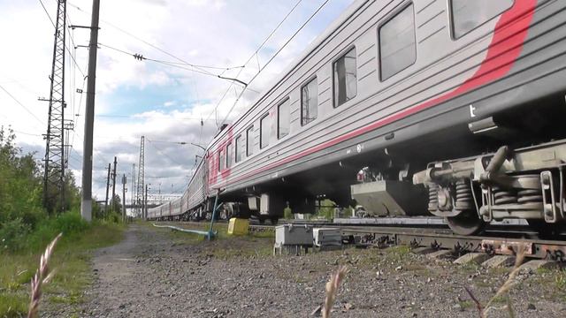 Электровоз ЭП1-046 с пассажирским поездом Мурманск - Адлер смотреть онлайн