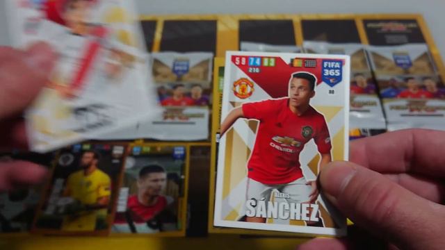 SASZETKOWY CHALLENGE LEWANDOWSKI BIJE MESSIEGO FIFA 365 2020 PANINI смотреть онлайн
