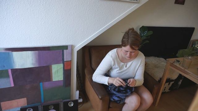knit a sweater with me! unravelling two vests and reknitting one смотреть онлайн